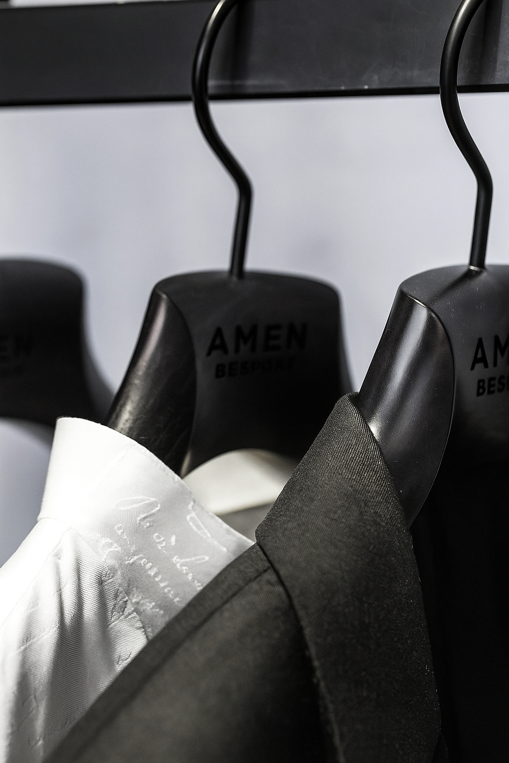 20250701_0006_Costumes AMEN BESPOKE_remix_01jz1hbf6ef55tqm9hcrj9j42z